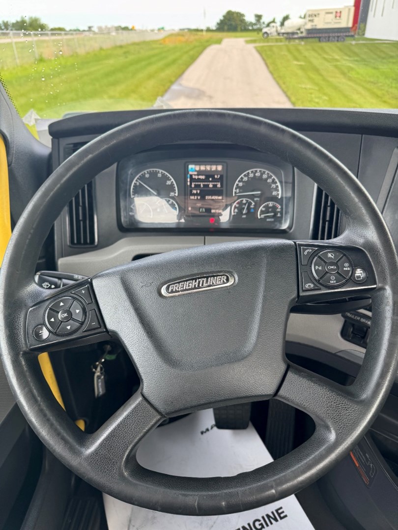 2019 FREIGHTLINER CASCADIA 113 - USED TRUCKS DAY CAB - image 14